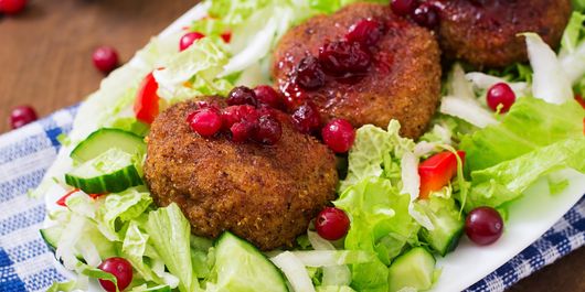 Chiftele servite cu sos de merișoare și salată. Un preparat perfect pentru a-l împărți cu prietenii într-o seară relaxată!