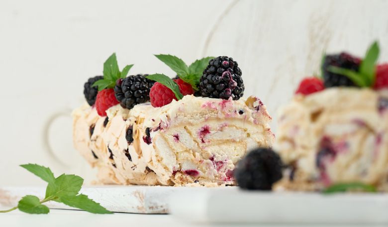 Ruladă Pavlova cu zmeură și mure retete de gustare