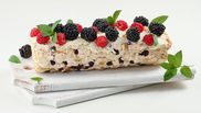 rulada pavlova cu zmeura si mure