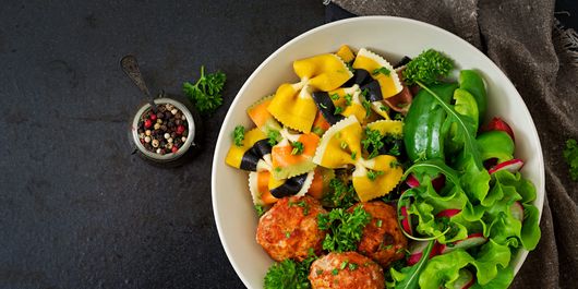 Paste cu chiftele de pui în sos de roșii și salată. O alegere excelentă pentru zilele de lucru sau pentru o seară relaxată acasă!