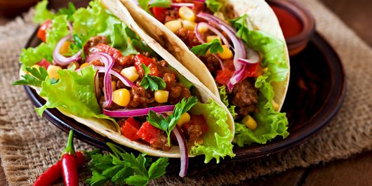 Tacos cu carne și legume. Se pot personaliza pentru a satisface gusturile tuturor membrilor familiei!