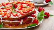 tort cu frisca si capsune