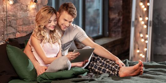 Idei de activități pentru cupluri cu un buget redus. Bucură-te de compania persoanei iubite în confortul propriei locuințe!