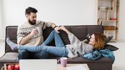 Idei de activități pentru cupluri cu un buget redus. Bucură-te de compania persoanei iubite în confortul propriei locuințe!
