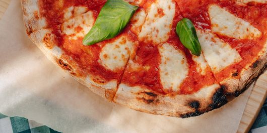 Pizza cu mozzarella. Aluatul făcut în casă și sosul proaspăt sunt ideale pentru o masă gustoasă!