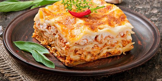 Lasagna cu sos bolognese. Straturile multiple și gustul complex sunt apreciate de toată lumea!