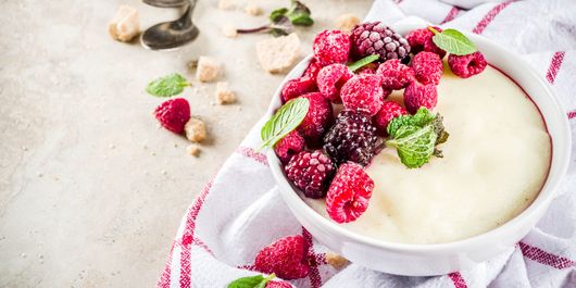 Griș cu lapte, ornat cu fructe de pădure. Un desert ușor și delicios!