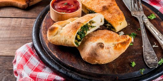 Calzone cu spanac și brânză. Sunt ideale și pentru gustări între mese!