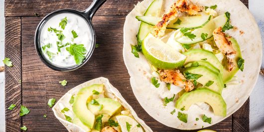 Tacos cu pui și sos alb. Preparatul permite fiecărei persoane să își aleagă ingredientele preferate!