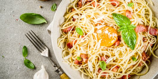 Spaghete carbonara. Un preparat gustos și impresionant!