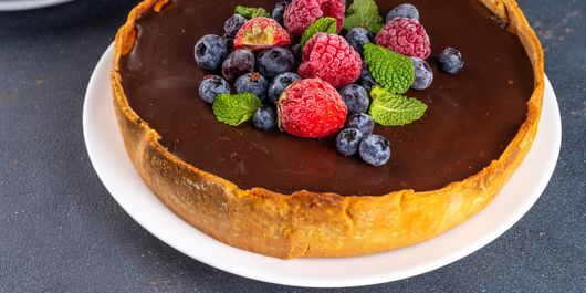 Cheesecake cu ciocolată și fructe de pădure. Aspectul sofisticat și gustul delicios îl fac să strălucească pe toate mesele!
