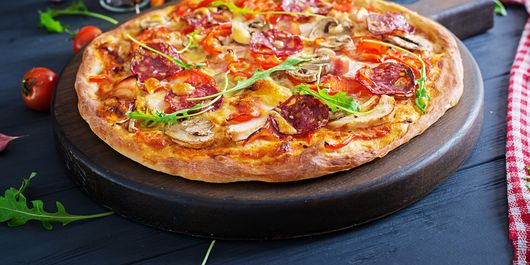 Pizza cu pui. Este perfectă pentru a completa o seară relaxantă acasă!