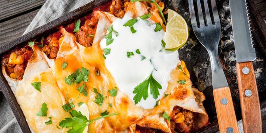 Mâncare tradițională din enchiladas. Este suficient de sățioasă și impresionantă pentru a fi servită la evenimente mai speciale!