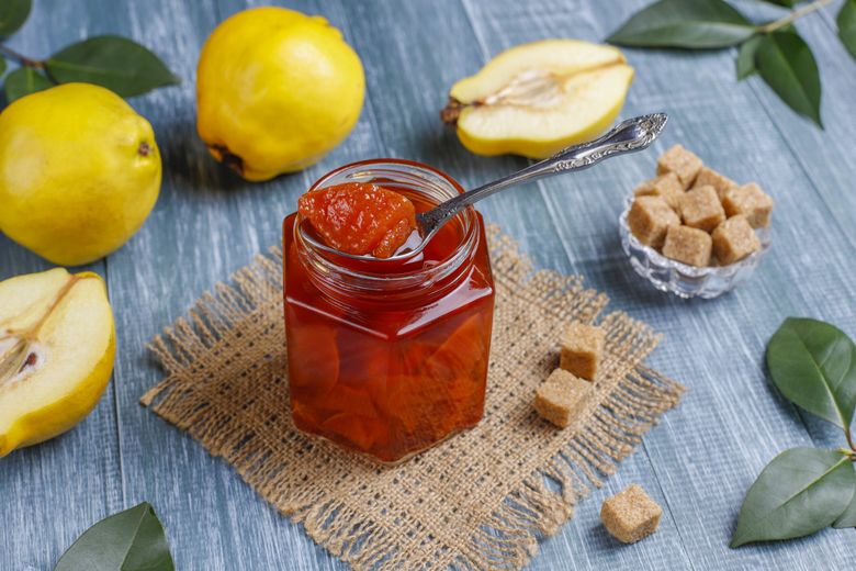 Secretul pentru cea mai bună dulceață de gutui fără zahăr. Cât se lasă la fiert și ce mai poți adaugă pentru un gust aparte