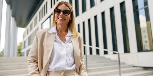 Cum să te îmbraci toamna la locul de muncă. Idei de ținute stylish și potrivite pentru o zi la birou
