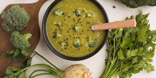 Supă cremă de broccoli. Pentru mai multă textură crocantă, se poate servi și alături de crutoane!