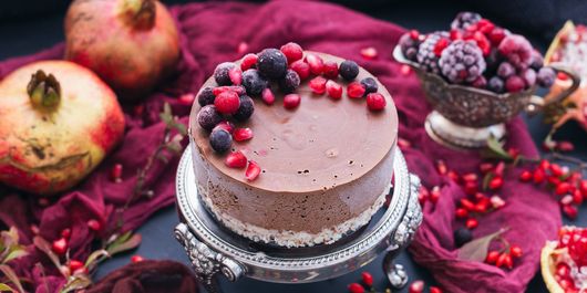 Tort vegan cu ciocolată, fructe de pădure și rodie. O opțiune absolut delicioasă și vegană!