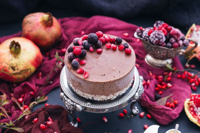 tort vegan cu ciocolata fructe de padure si rosie