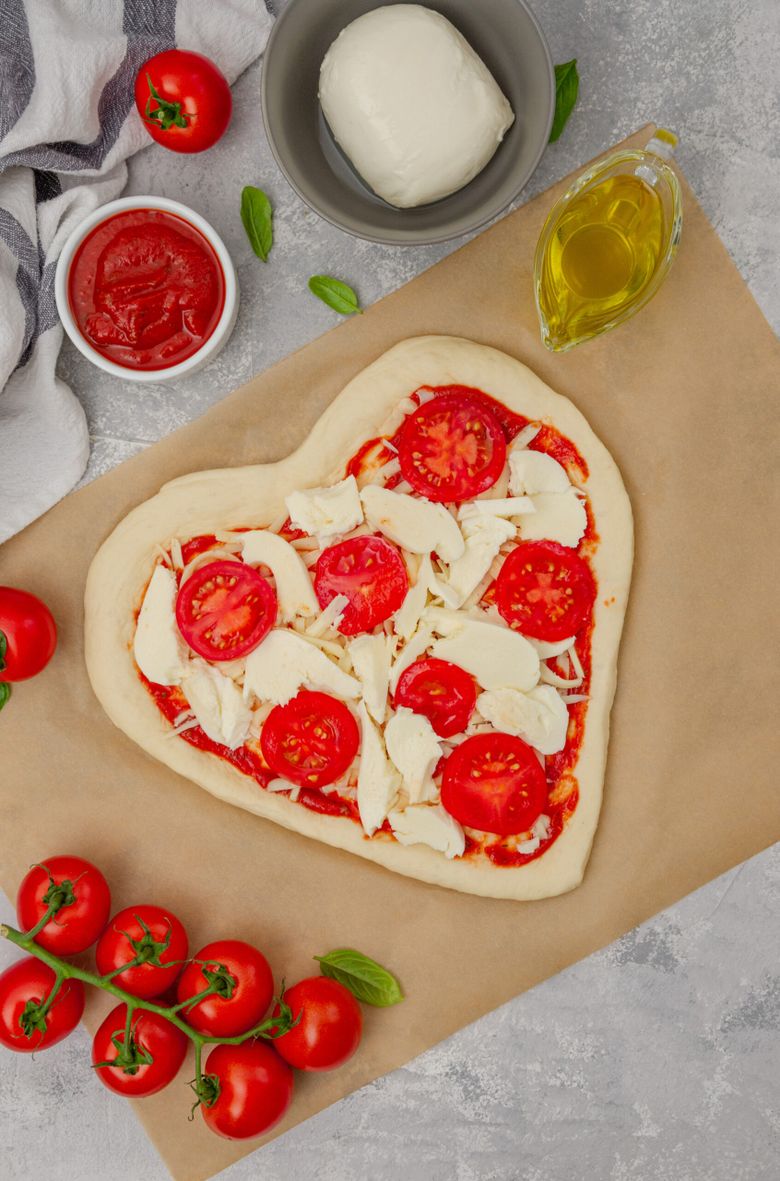 Pizza Margherita în formă de inimă. Perfectă pentru o cină în doi!