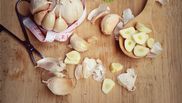 cum poti curata mai usor usturoiul