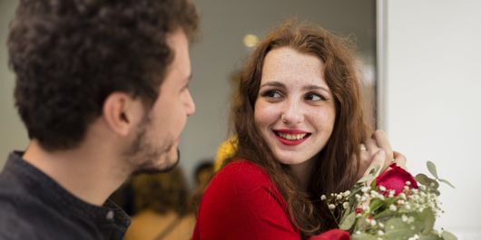 5 semne clare că un bărbat are sentimente pentru tine, dar nu știe cum să le exprime