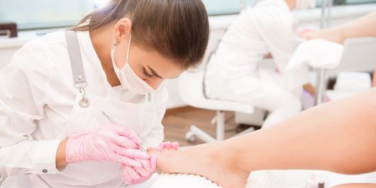 VIDEO Ce presupune pedichiura medicală și cum previi bătăturile. Soluția pentru picioare sănătoase