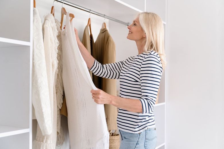 Cum să îți creezi o garderobă casual cu piese esențiale? 3 sfaturi și recomandări
