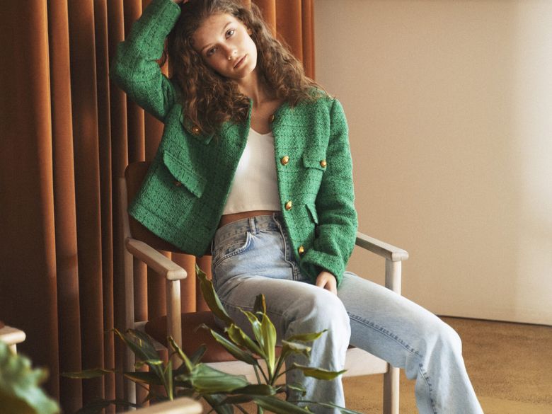 Tendințele care îți vor înlocui blugii primăvara aceasta Tendințele care îți vor înlocui blugii primăvara aceasta. 6 alternative stylish pentru femeile care sunt în pas cu moda