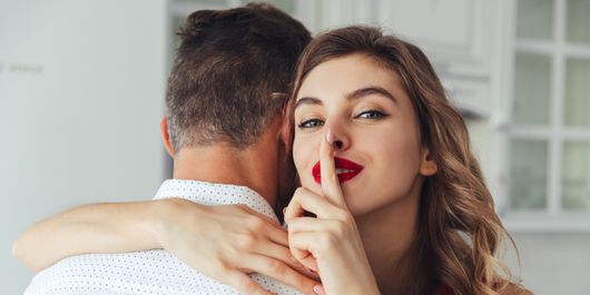 3 obiceiuri mărunte care pot aduce o îmbunătățire vieții tale romantice
