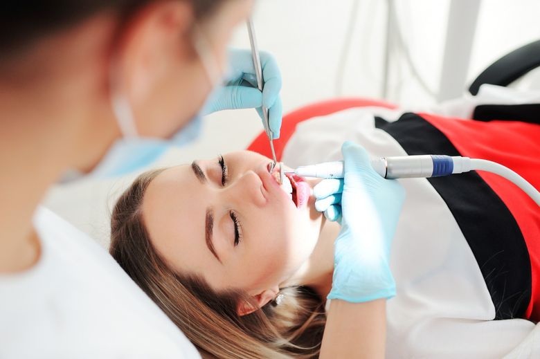 Periajul nu este suficient! Cât de des ai nevoie de o igienizare dentara profesională?