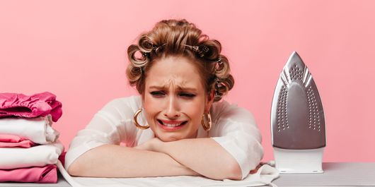 Cum să scapi de cutele de pe haine fără să le calci? 8 trucuri care te scapă de hainele șifonate