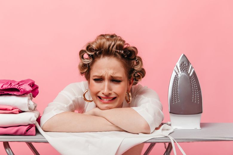 Cum să scapi de cutele de pe haine fără să le calci? 8 trucuri care te scapă de hainele șifonate