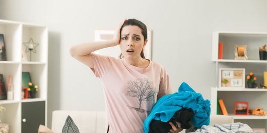 Top 3 moduri de a elimina petele cauzate de fierul de călcat, de pe haine