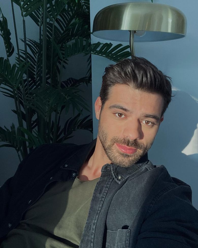 Cine este Ștefan Floroaica. „Uneori când ajungeam acasă nu mai aveam bani să-mi iau mâncare și trebuia să mă duc cu ăia de 50 de bani să-mi iau niște lucruri.”