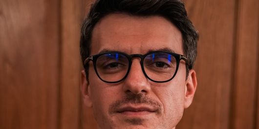 Cine este Alexandru Ion. „Părinții mei sunt divorțați de când eram foarte mic, așa că „ai mei” înseamnă mama și de la ea am toate valorile asociate cu adolescența și copilăria.”