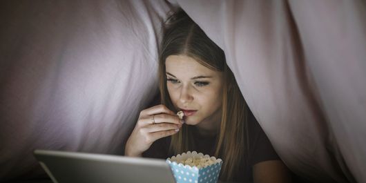 6 gustări pe care să le mănânci în dormitor pentru a nu lua kilograme în plus și a avea un somn odihnitor