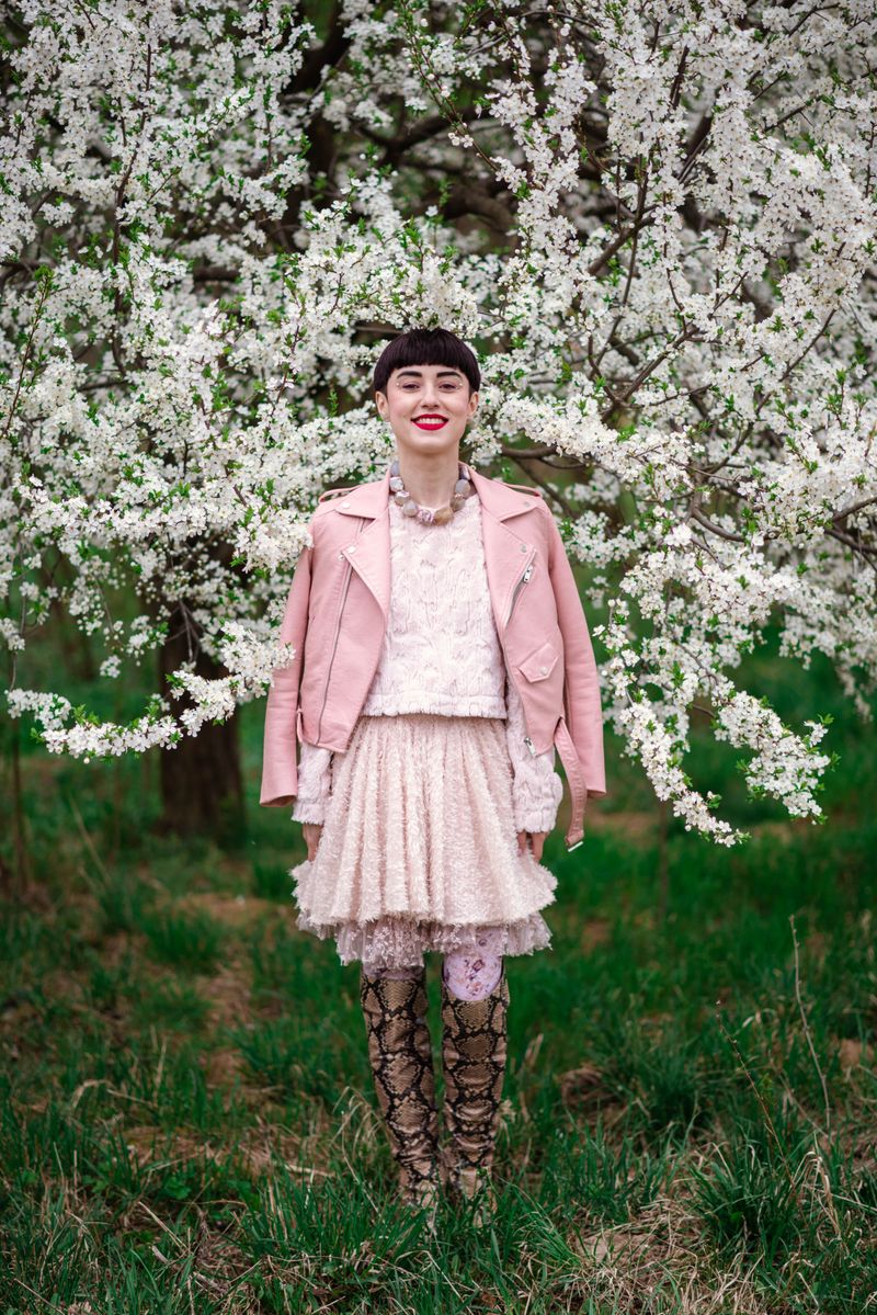5 idei de ținute cu care să te fotografiezi l&acirc;ngă copacii &icirc;nfloriți, &icirc;n această primăvară