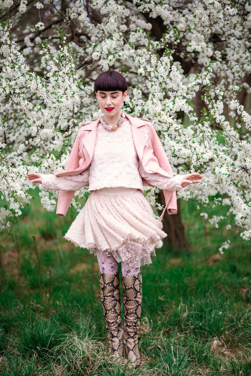 5 idei de ținute cu care să te fotografiezi l&acirc;ngă copacii &icirc;nfloriți, &icirc;n această primăvară