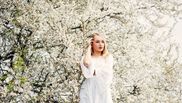 5 idei de ținute cu care să te fotografiezi lângă copacii înfloriți, în această primăvară