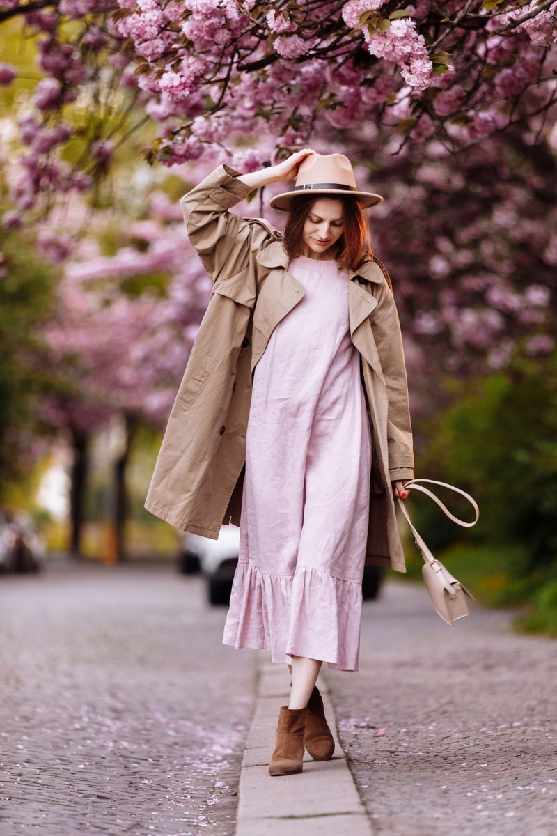 5 idei de ținute cu care să te fotografiezi l&acirc;ngă copacii &icirc;nfloriți, &icirc;n această primăvară