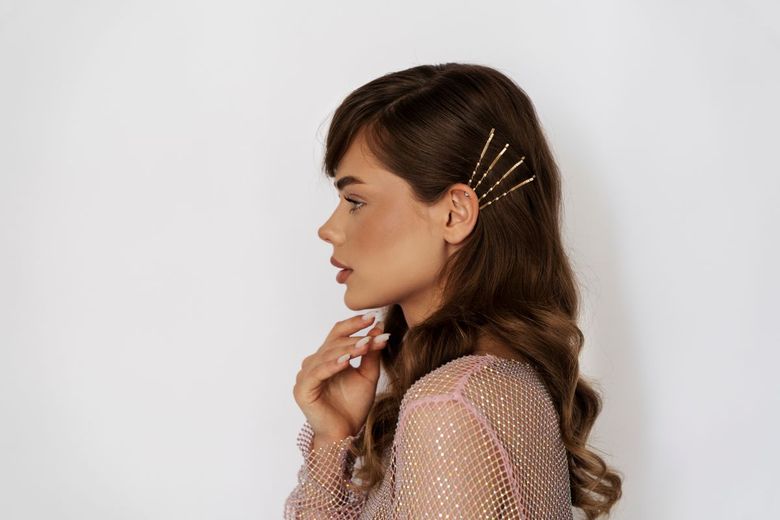 Diverse tipuri de cercei pentru piercing-ul urechii: idei și inspirație