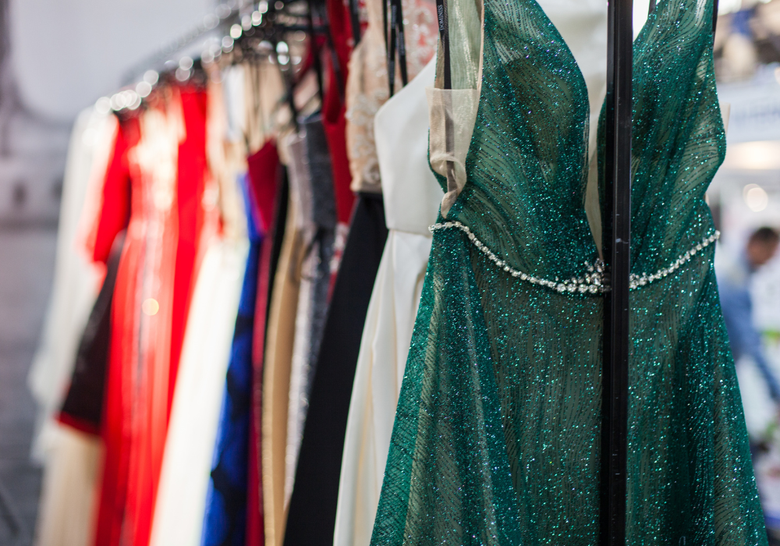 Ce să porți ca invitată la o nuntă în vara 2025? Sfaturi și recomandări de actualitate