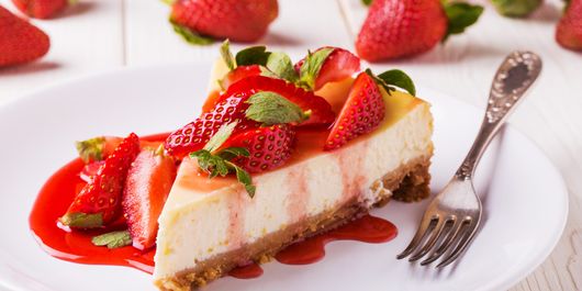 Cheesecake răcoritor cu topping de căpșune și fructe proaspete de vară