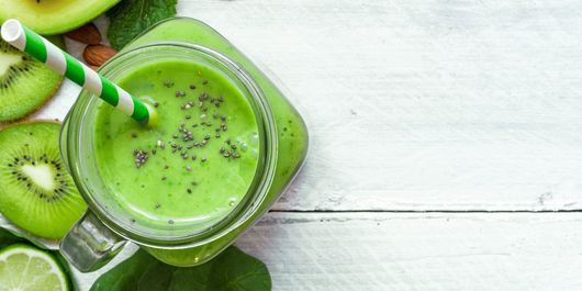 3 combinații de smoothie-uri verzi, perfecte pentru primăvară