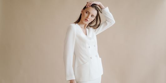 5 ținute elegante pentru luna mai, perfecte pentru birou și întâlniri de afaceri