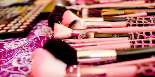 De la pastel la neon: Ce farduri se poartă pe pleoape vara aceasta