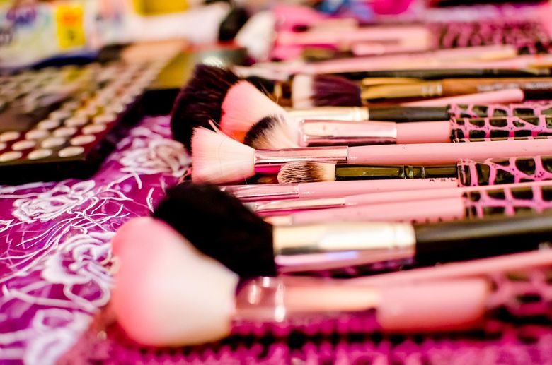 De la pastel la neon: Ce farduri se poartă pe pleoape vara aceasta