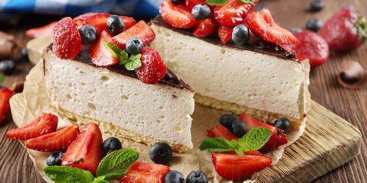 Cheesecake cu glazură de ciocolată. Alege cele mai proaspete fructe și decorează desertul cremos!