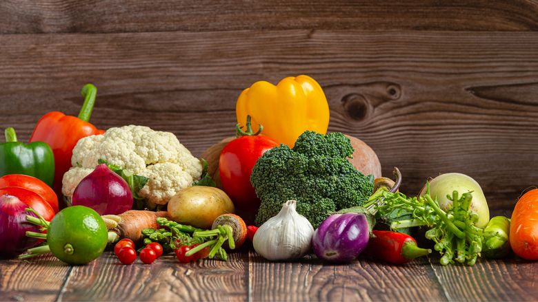 Alimentele crude: Beneficii, riscuri și cum le integrezi corect în dietă Alimentele crude: Beneficii, riscuri și cum le integrezi corect în dietă 