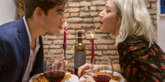 Cum să reaprinzi pasiunea în viața de cuplu. 8 sfaturi care te ajută să te reconectezi cu partenerul